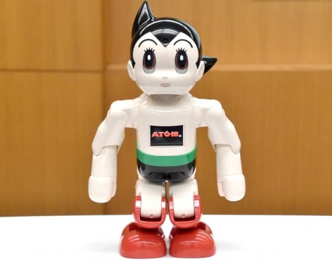 鉄腕アトム」再現ロボ完成 10月より全国一斉発売 | オリコンニュース