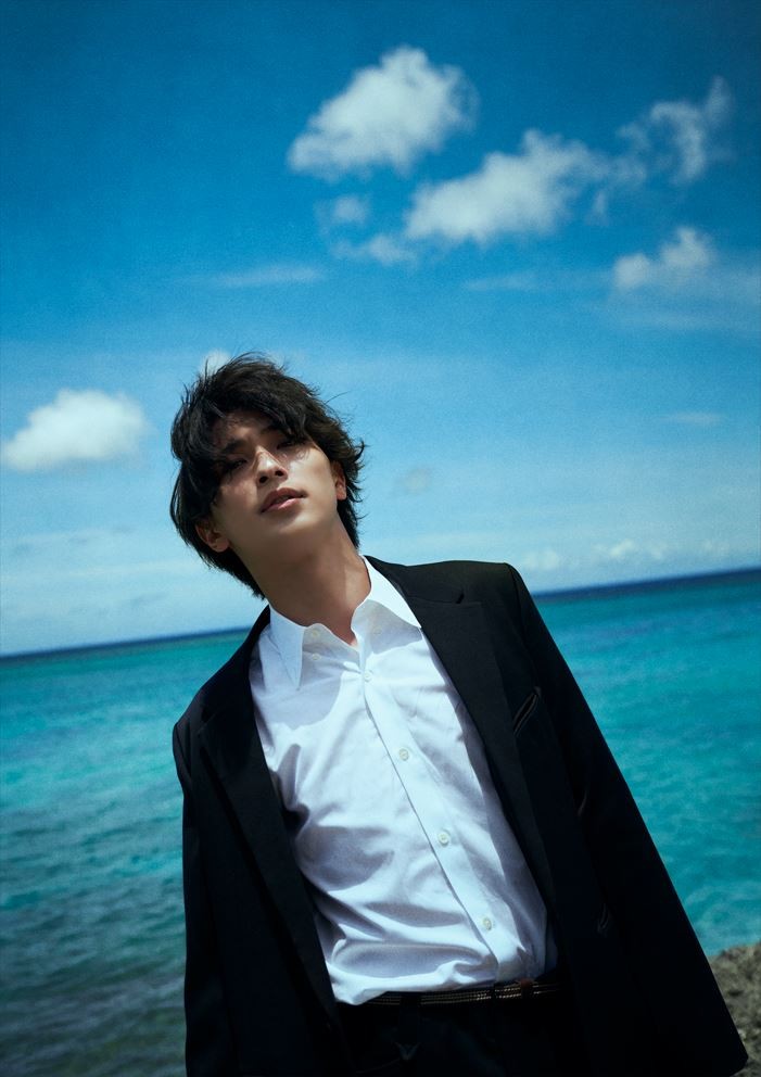 横浜流星、カレンダー発売決定 沖縄ロケでワイルドな美しさ放つ