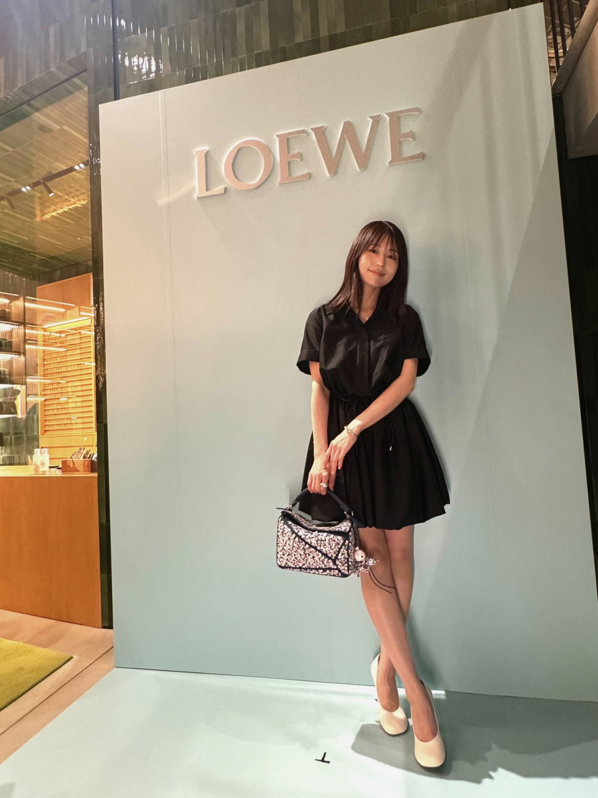 有村架純、ミニ丈ワンピで美脚披露「脚がスラッとしてて本当に綺麗