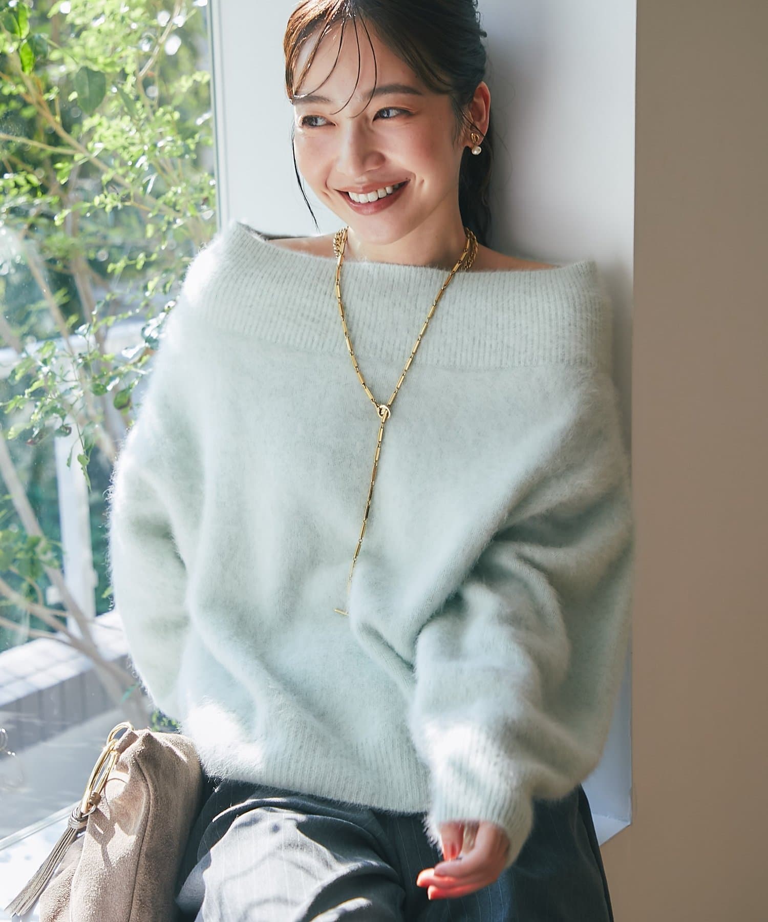 今すぐお届け！】ヘアリーウールカシミア混リブネックオフショルニット