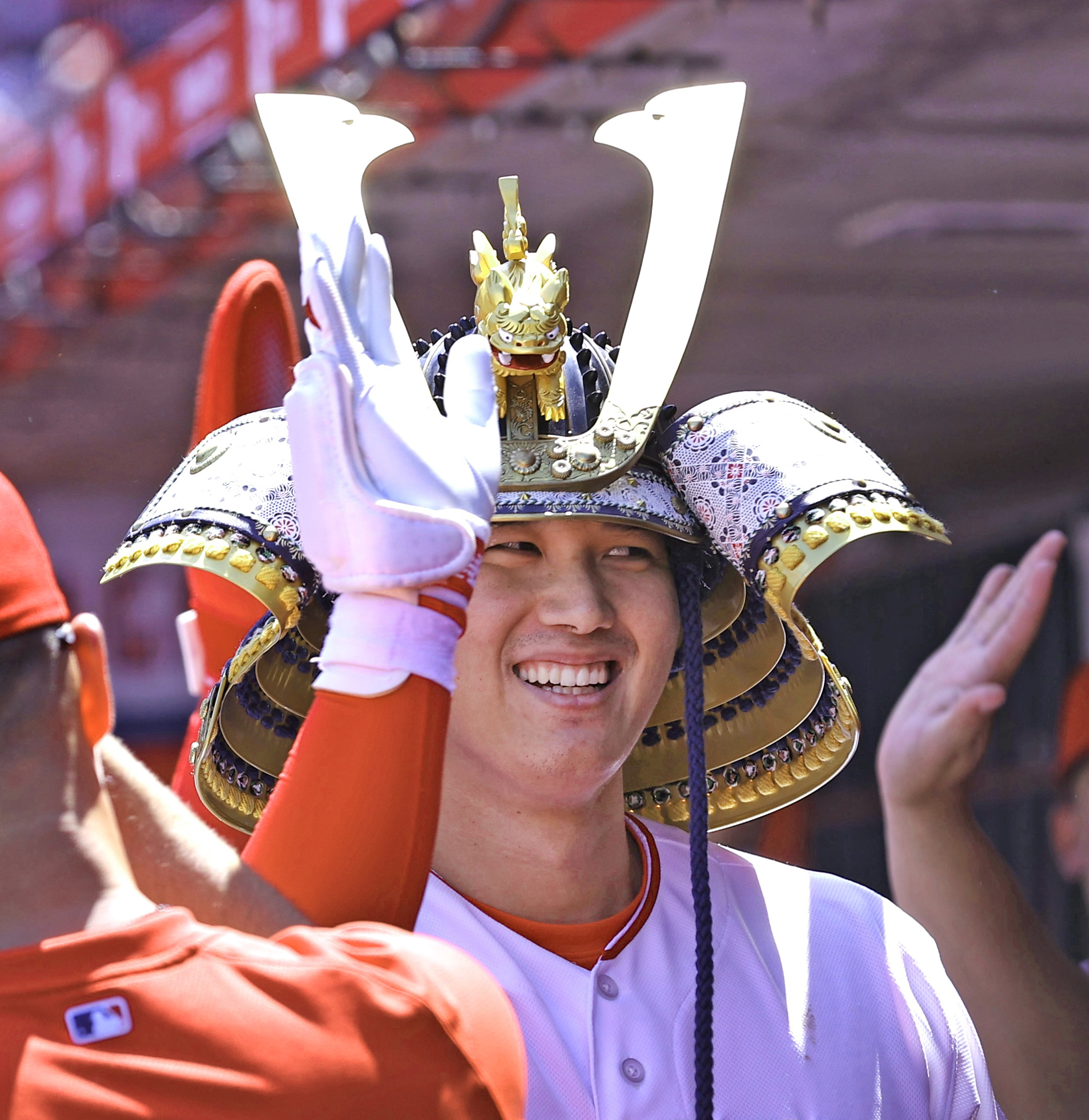 大谷かぶと」で表敬訪問、制作会社社長 本社で一般公開も - 産経ニュース
