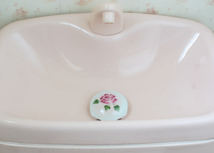 マニーローズ 陶器 排水口カバー － フレンチカントリーのバラ柄
