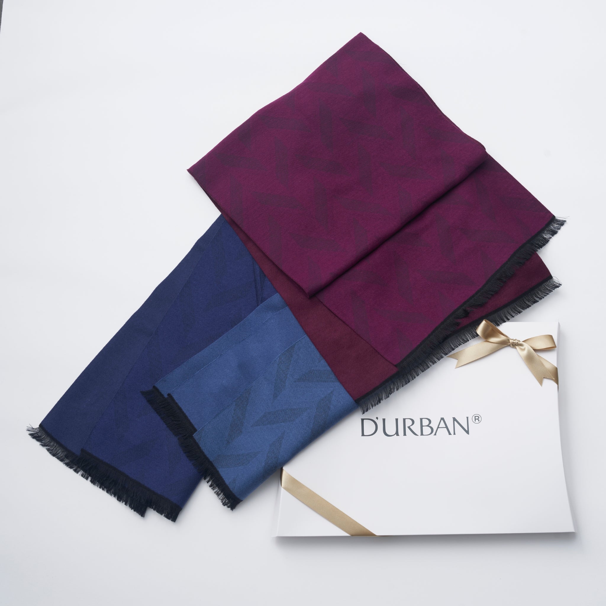 品格のあるスーツスタイルを好む男性に贈るマフラーをお探しなら