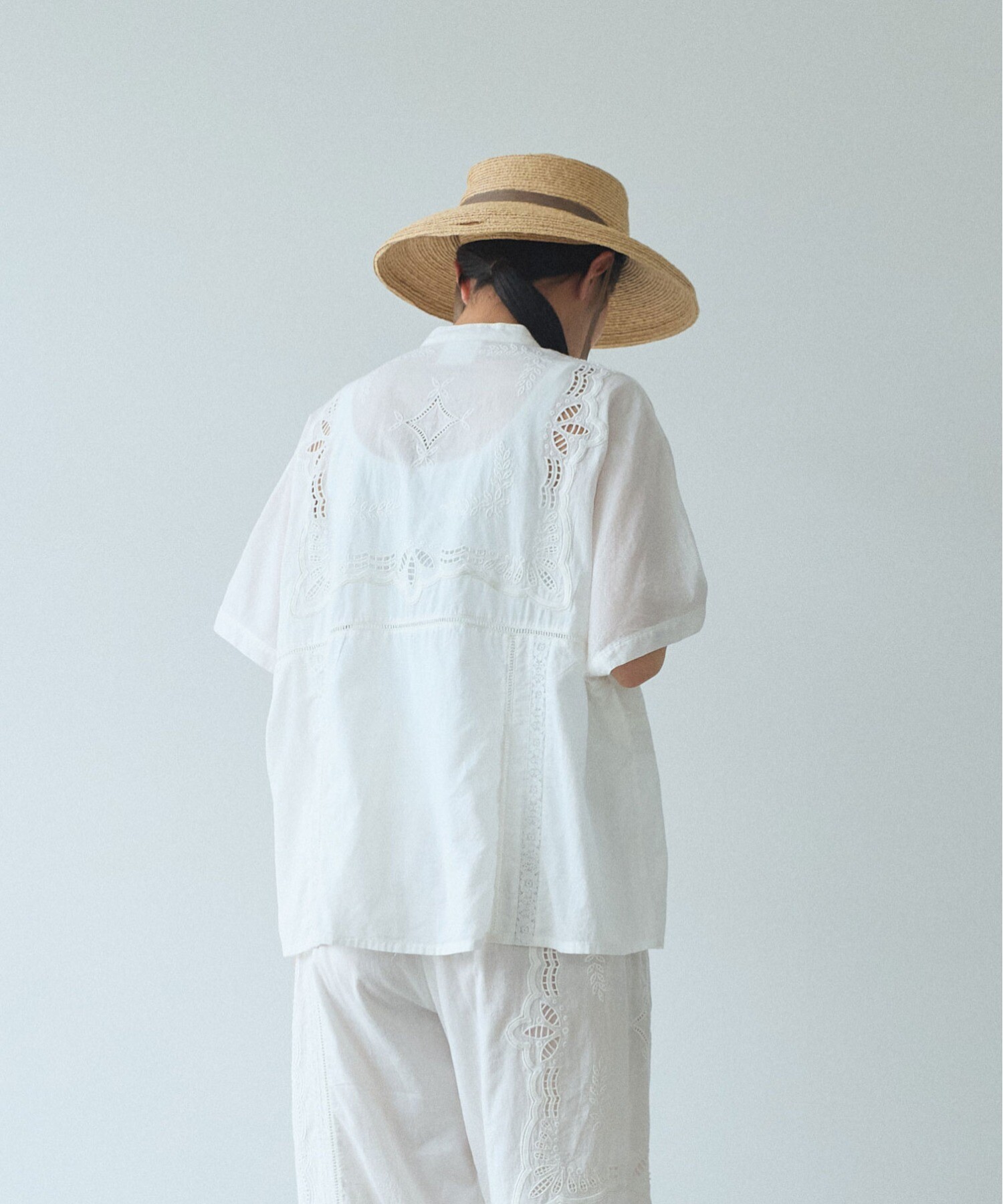 AMBIDEX Store ○カットワーク 刺繍 スクエアブラウス(F クロ): yuni