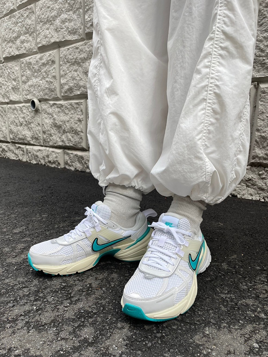 NIKE】ナイキ ウィメンズ V2K ラン(スニーカー)｜シューズ｜emmi（エミ