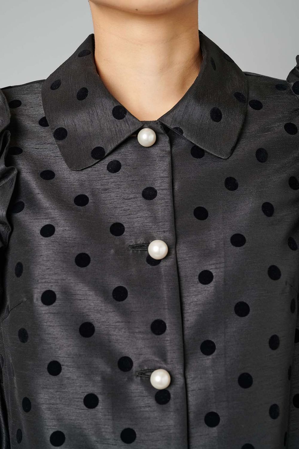 hue DAY TO EVENING｜フリルスリーブパールドットプラウス