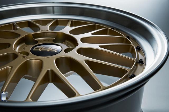 超定番】2ピースホイール「BBS LM」の製造現場に密着！ (2/2) - OKINIIRI