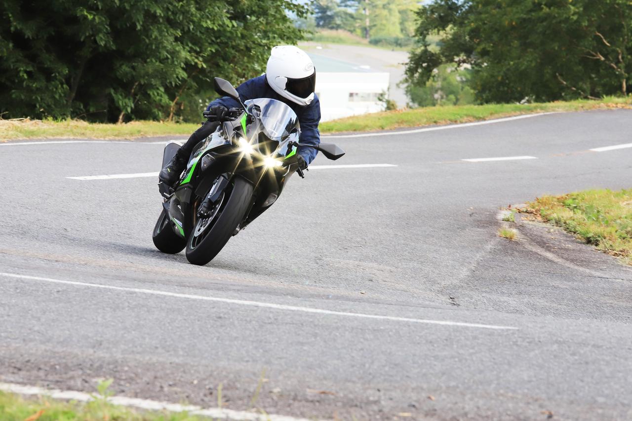 あらゆるワインディングに柔軟に対応する「Ninja ZX-6R」｜スーパー