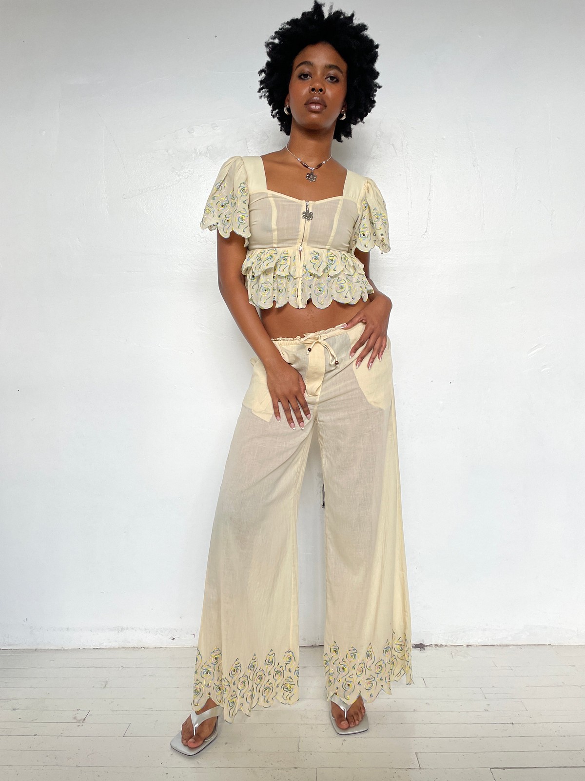 Seashell Scallop Embroidery Blouse - abacaxi