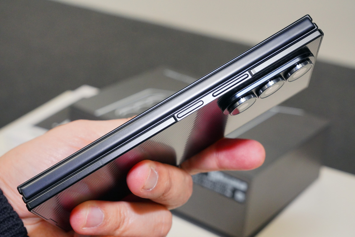 3つ折り〟スマホ「Galaxy Z TriFold」を先行体験！開くと10インチの