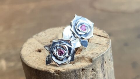 ピンクトルマリンを入れた薔薇のペアピアス – シルバーアクセサリー