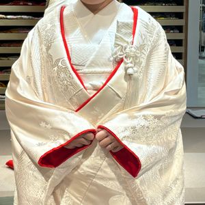 七宝唐織文の白無垢。少しクリーム色がかっていて、可愛らしい印象だっ