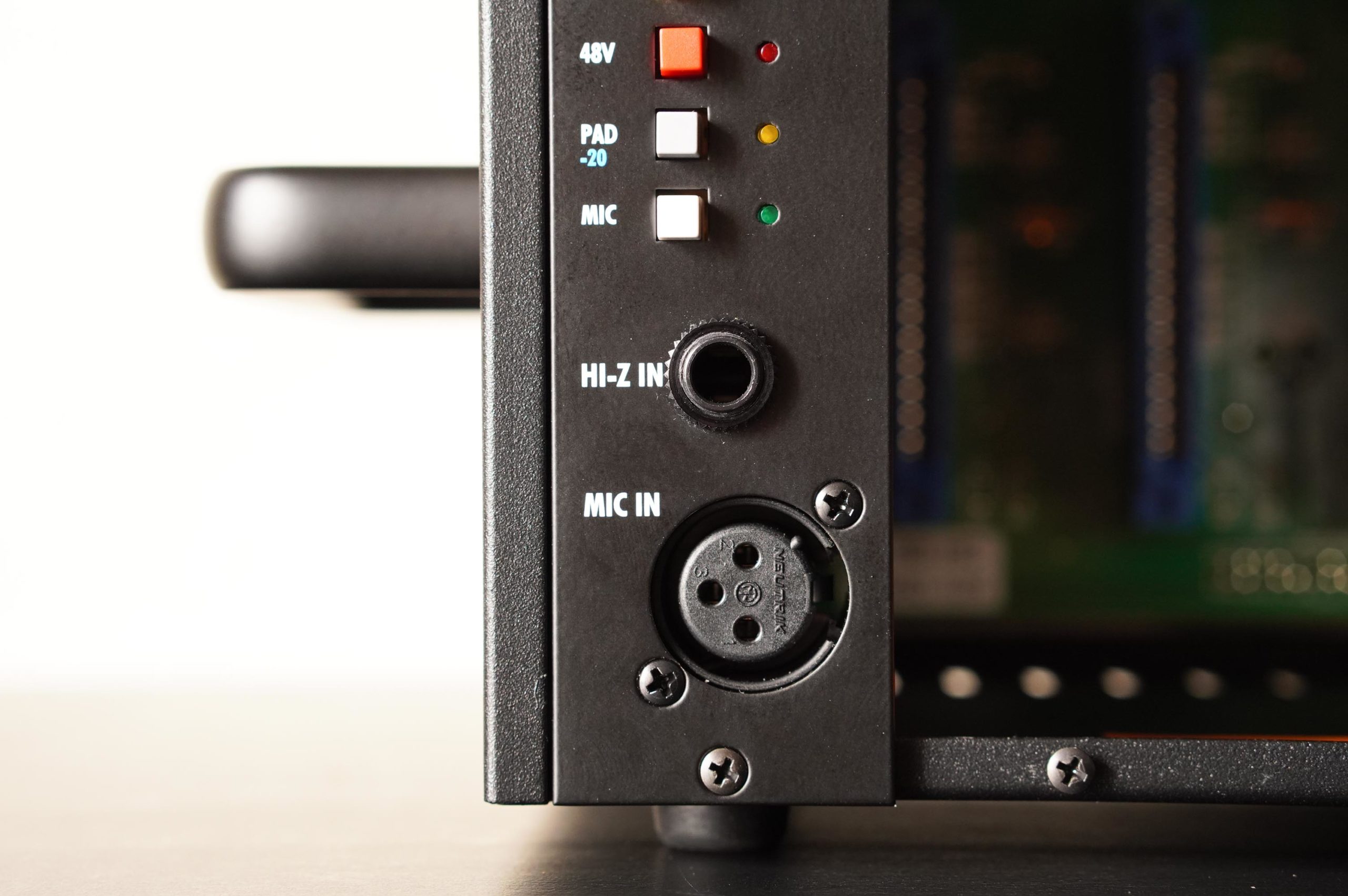 API 512Cの使用レビュー！カラッと晴れた音色の定番マイクプリアンプ