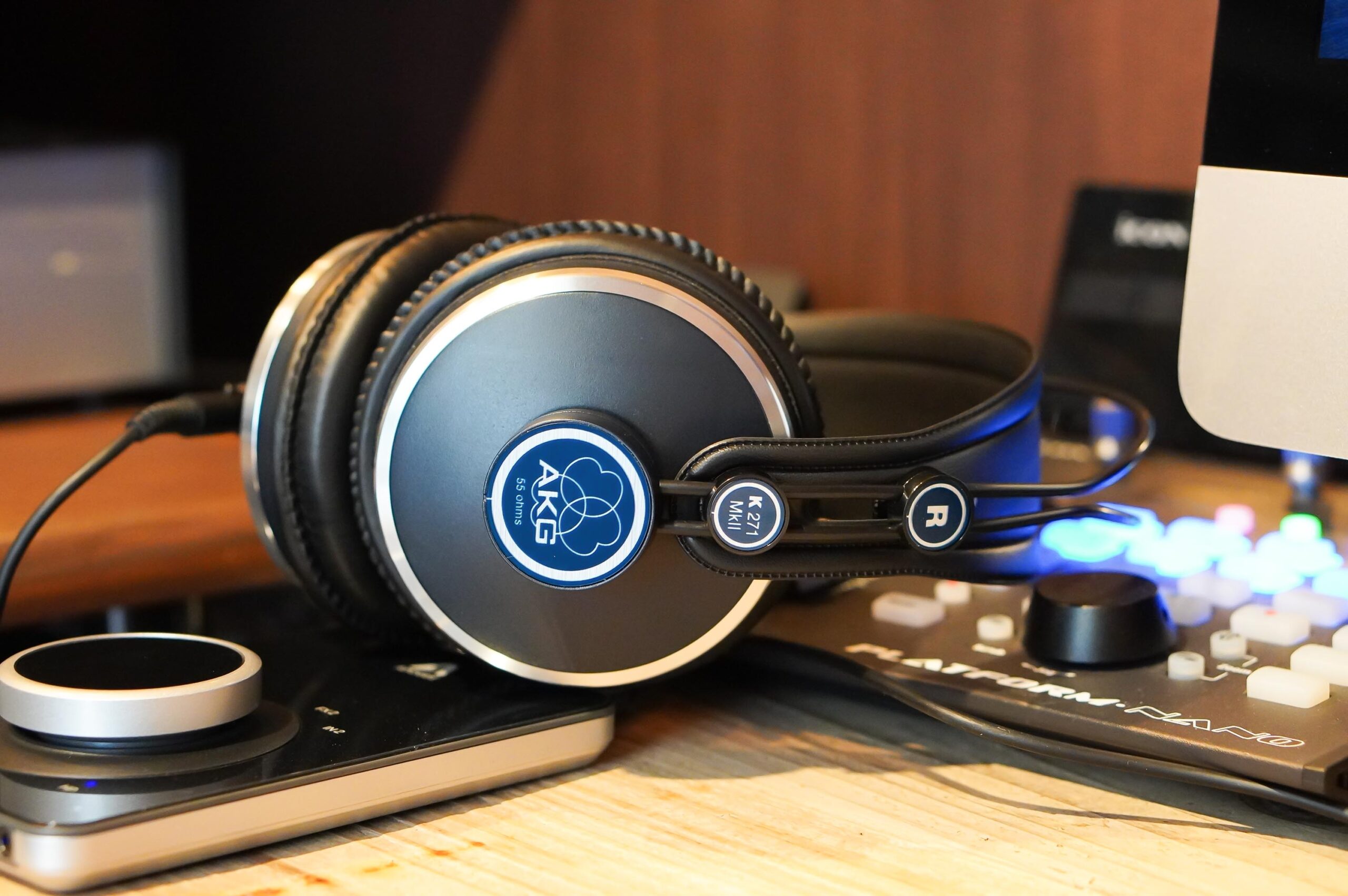 AKG K271 MK2 密閉型モニターヘッドフォンの使用レビュー！K240