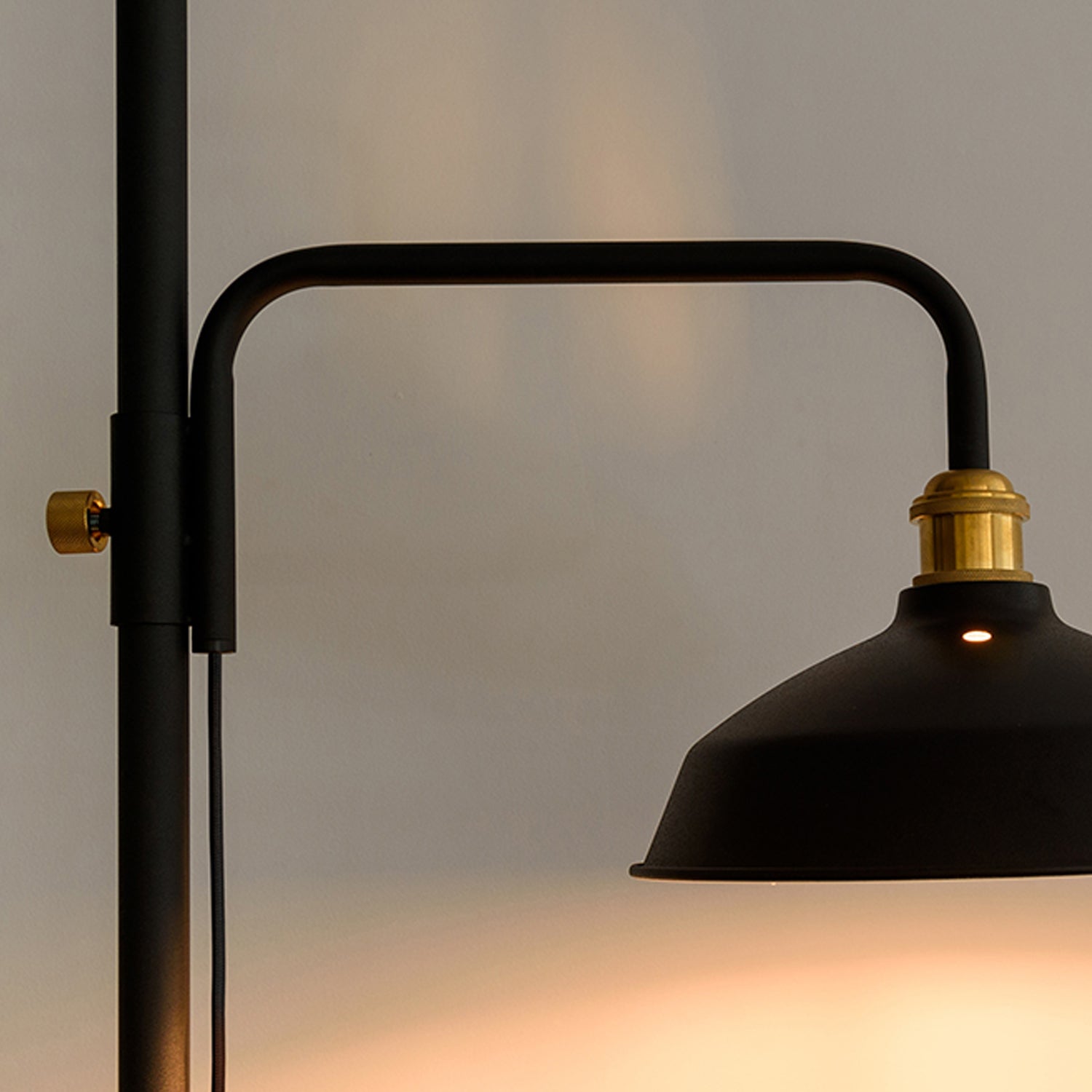 Lamp Arm S Black 縦取付 D-BLS-BK｜平安伸銅工業オンラインショップ