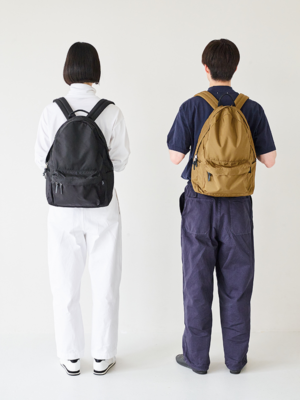 LaLaBegin編集部と共同開発したデイパックから「BLACK」が新登場