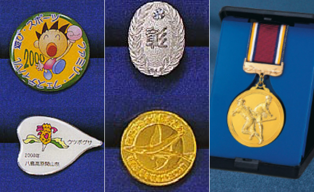 バッジ シルク印刷エポ仕上げ - トロフィー・カップ・バッジ・メダル