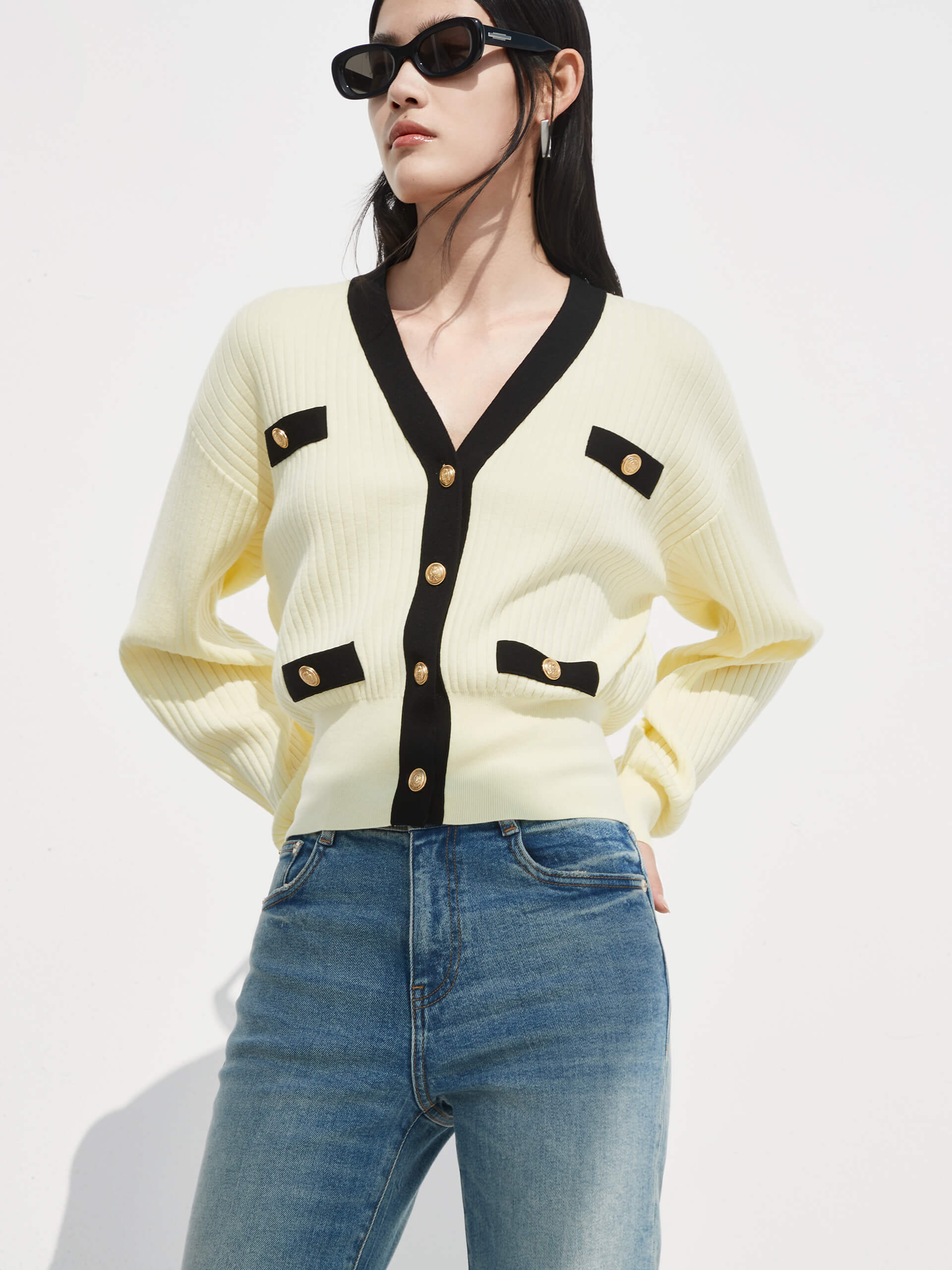 MO&Co. Women's Contrast V-neck Metal Button Cardigan Loose Chic