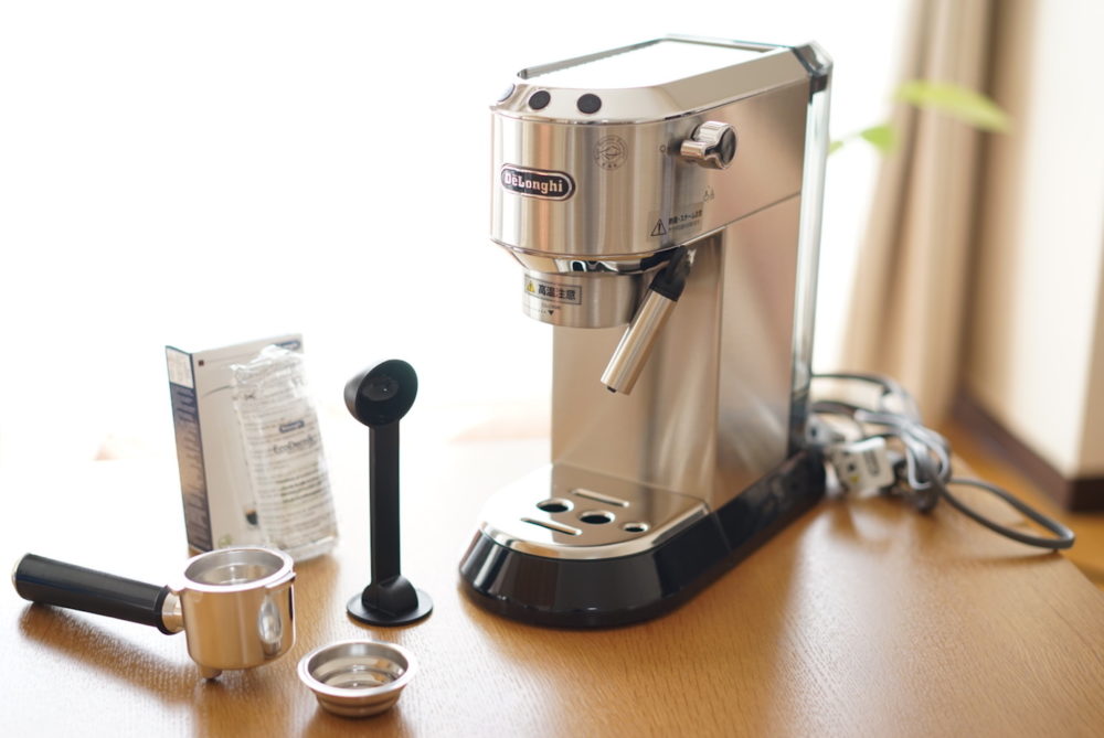 デロンギのエスプレッソメーカー(EC680)とコーヒーグラインダー(KG521J