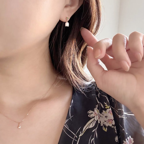 ピアスを片耳につける意味とは？男女別・位置別に解説｜BLOOM