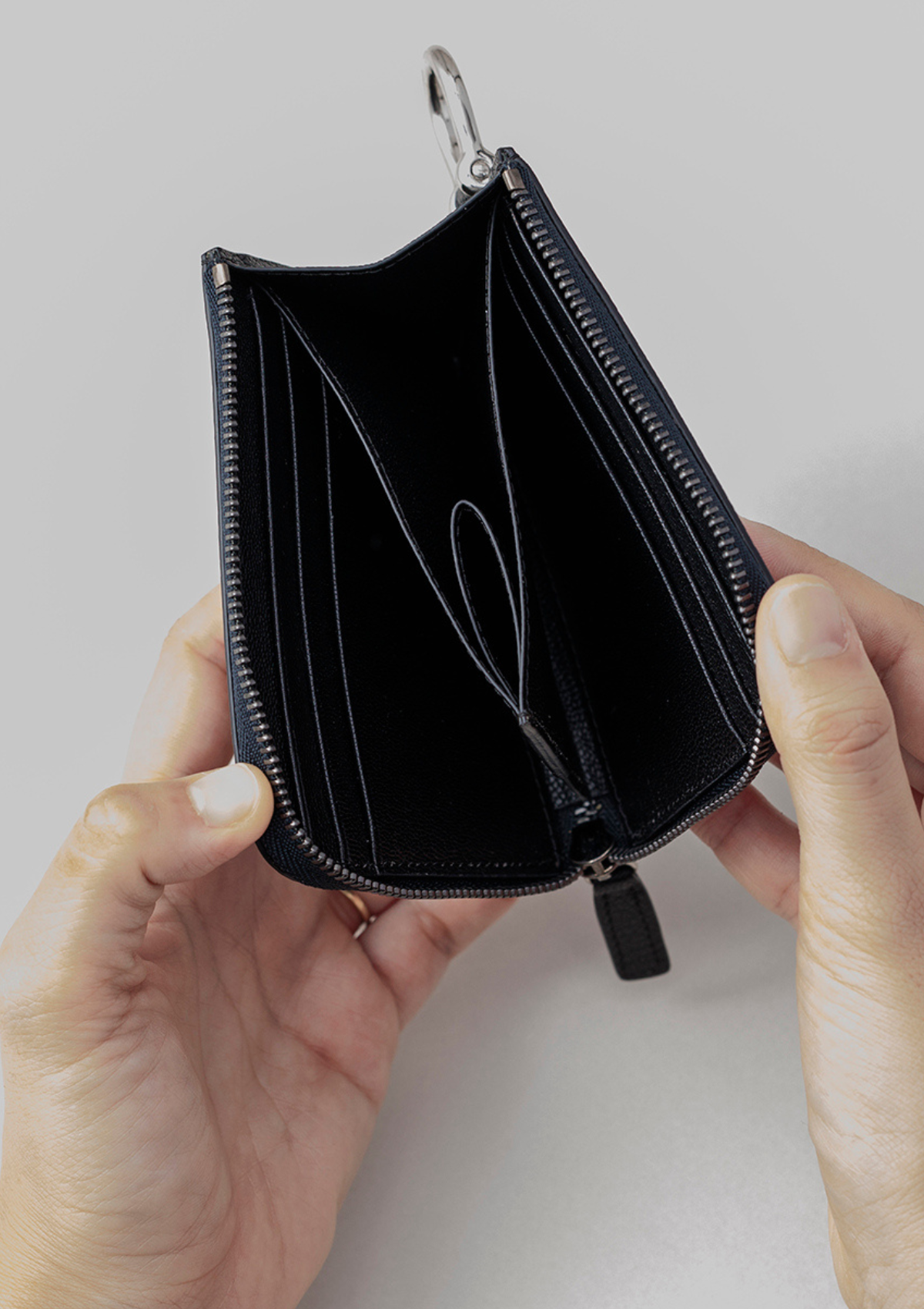 ジップレザーウォレット ブラック AirTag 収納ポケット付き 財布 / Zip
