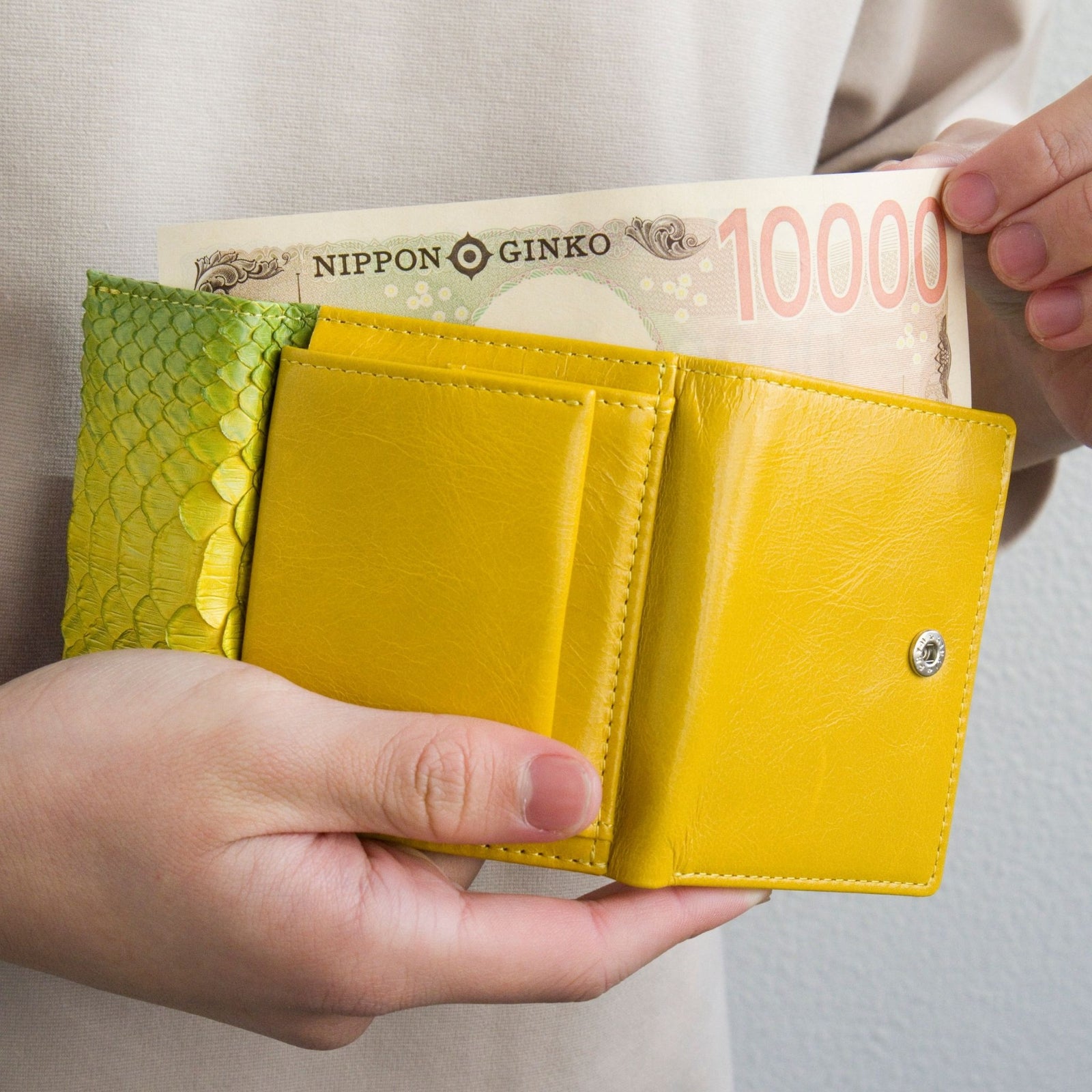 極小の二つ折り財布】唯一無二の手染めの蛇革で仕立てるコンパクト財布