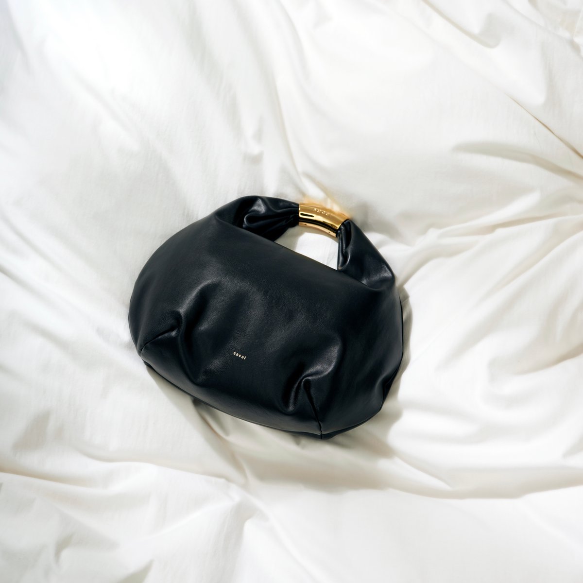 サカイが新作「Padded」シリーズを発売、カウハイドを使用したバッグと