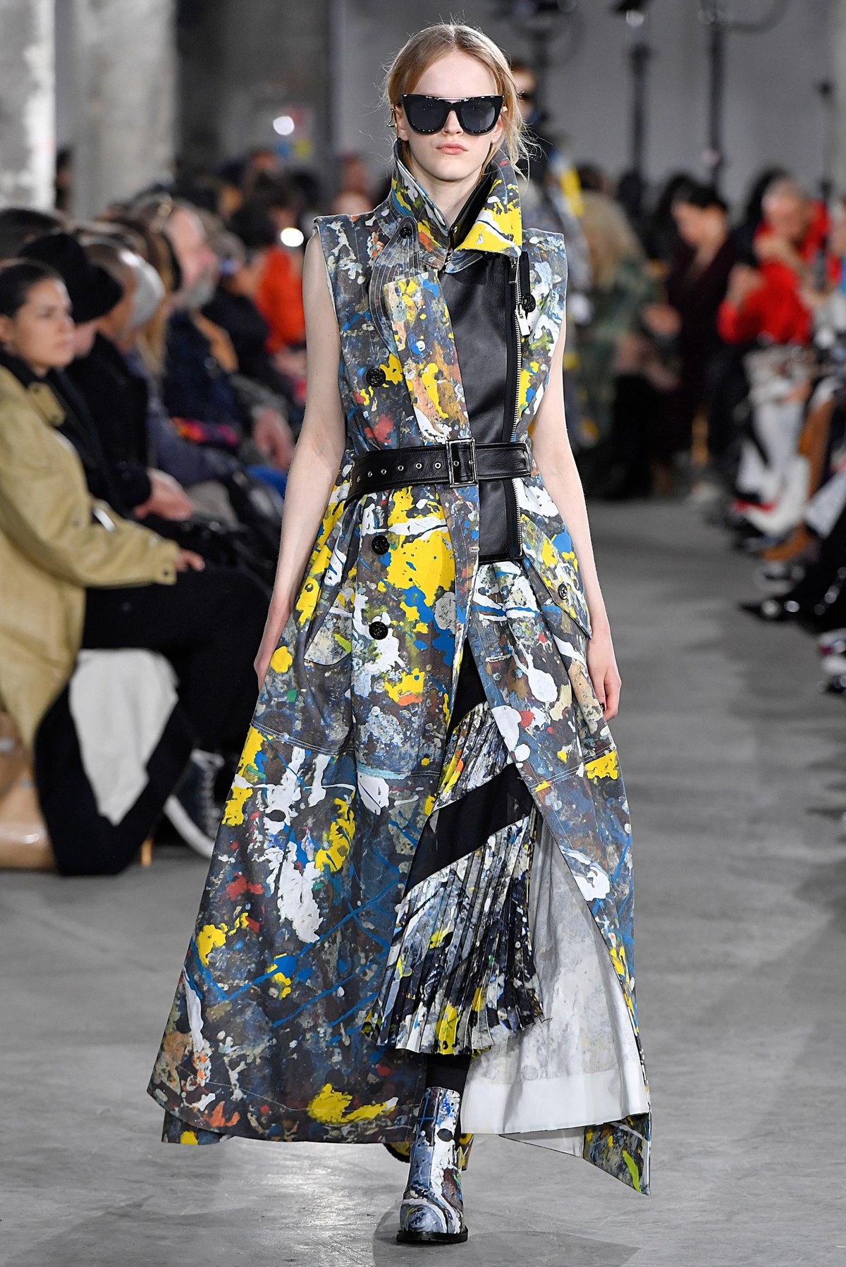 サカイ」の服にジャクソン・ポロックのペイント写真をカスタムプリント