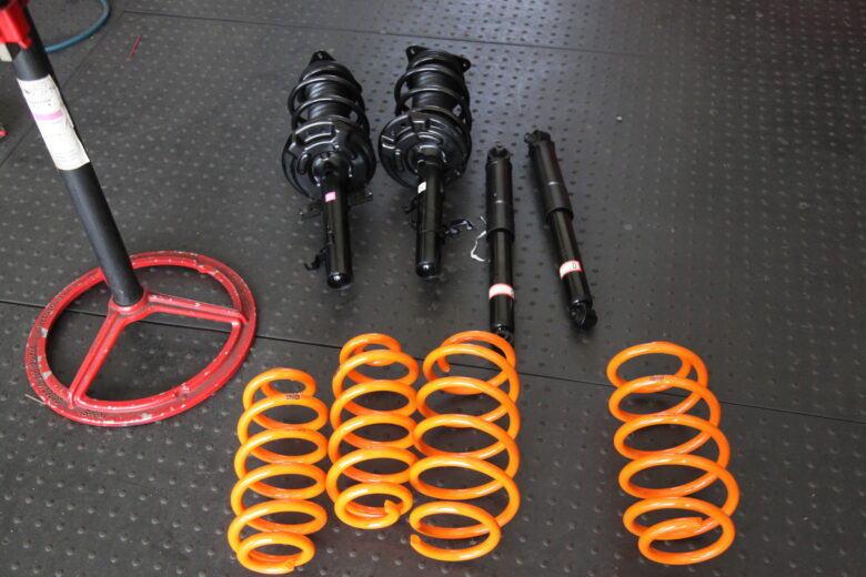 エクストレイル NT32 OSGオリジナルリフトアップコイル取り付け - カー