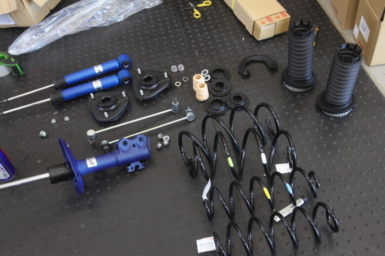 30系プリウス リアキャンバープレート取り付け - カー用品持込取り付け