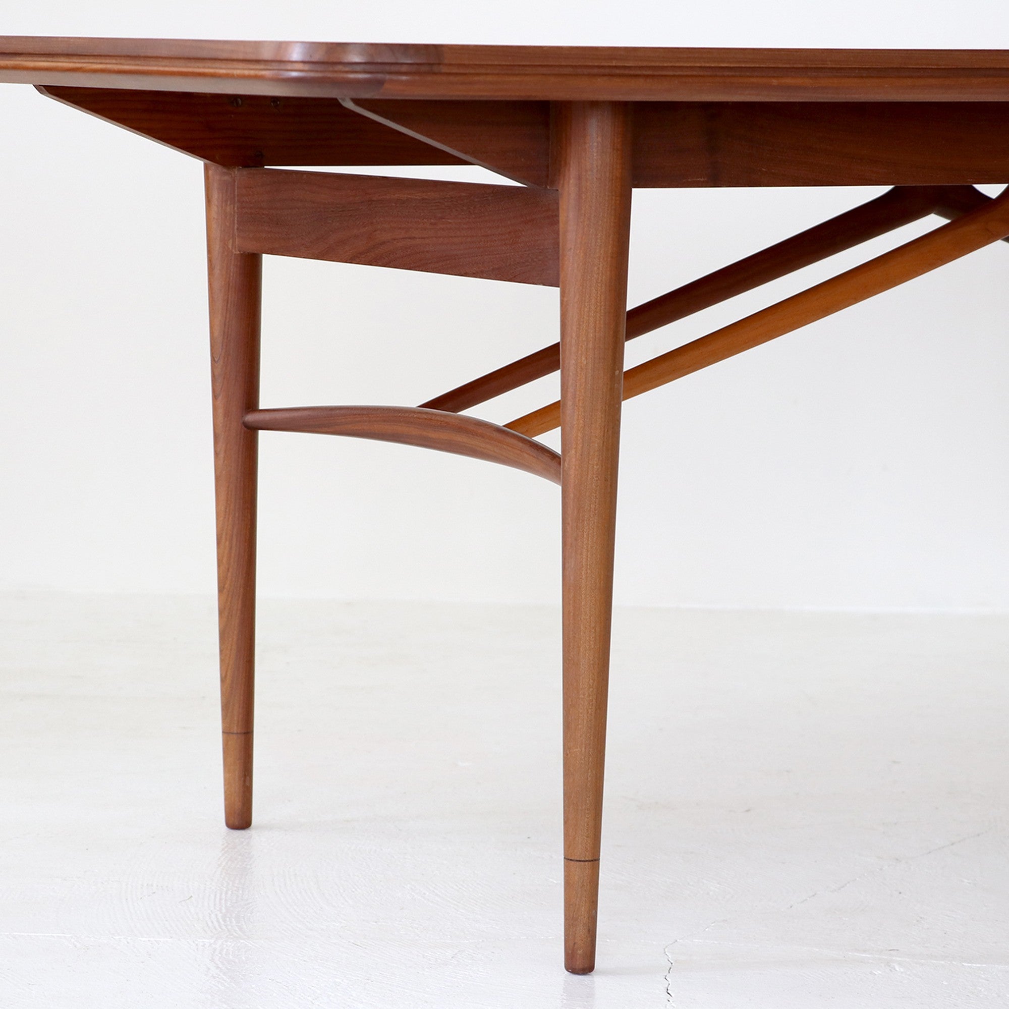 Dining table / Robert Heritage for Archie Shine – FILM