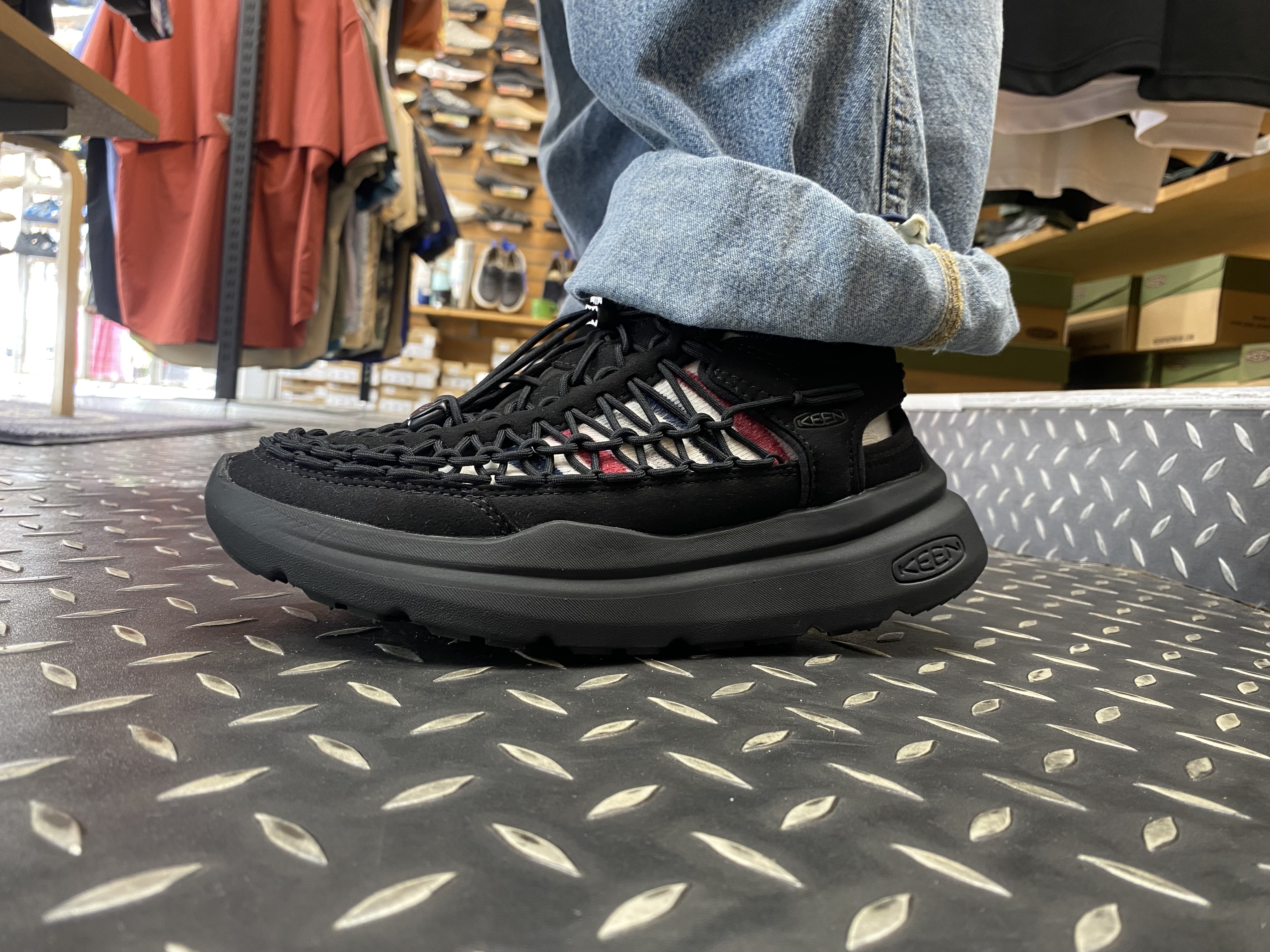 KEEN】2025年新作「UNEEK WK」登場！快適性と歩行性能を両立した