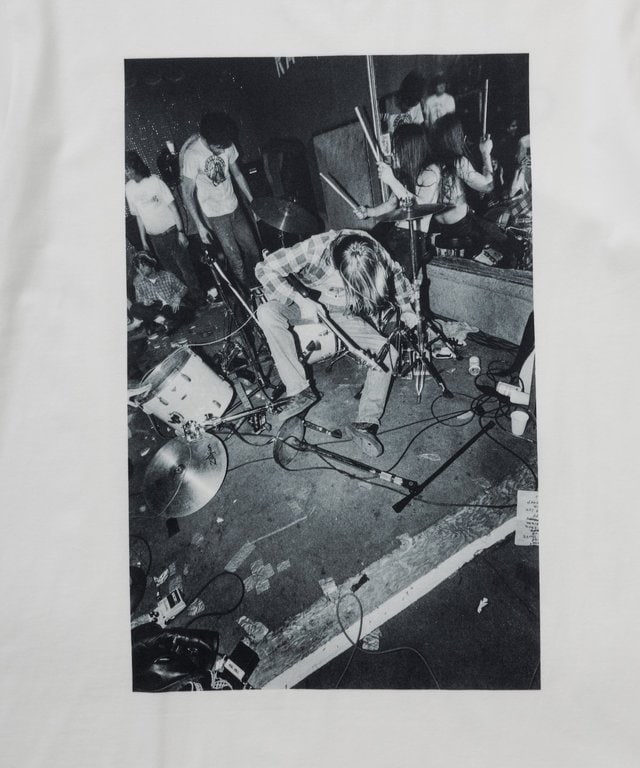 カート・コバーンがドラムに突っ込むあのシーン！ ビオトープから