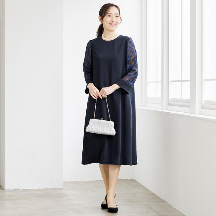 上品なフラワー刺繍のネイビードレス 9号・ネイビー｜東京ソワール