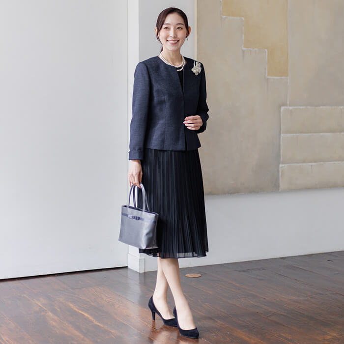 素材感の変化で魅せる大人のセレモニースーツ 13号・ネイビー｜東京