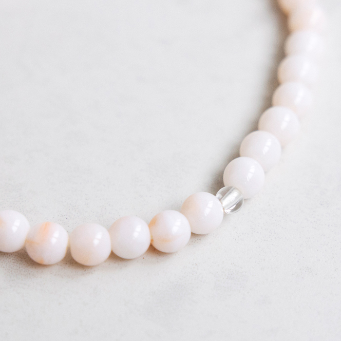 やさしい色合い、紅珊瑚調の念珠 ・灰桜｜東京ソワールオンラインストア