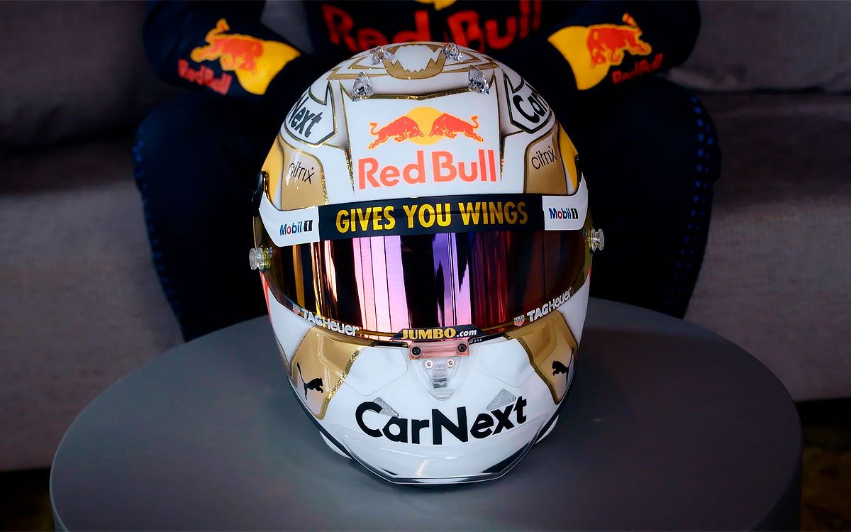 動画：フェルスタッペン、”No.1”を掲げた2022年仕様のF1ヘルメットを