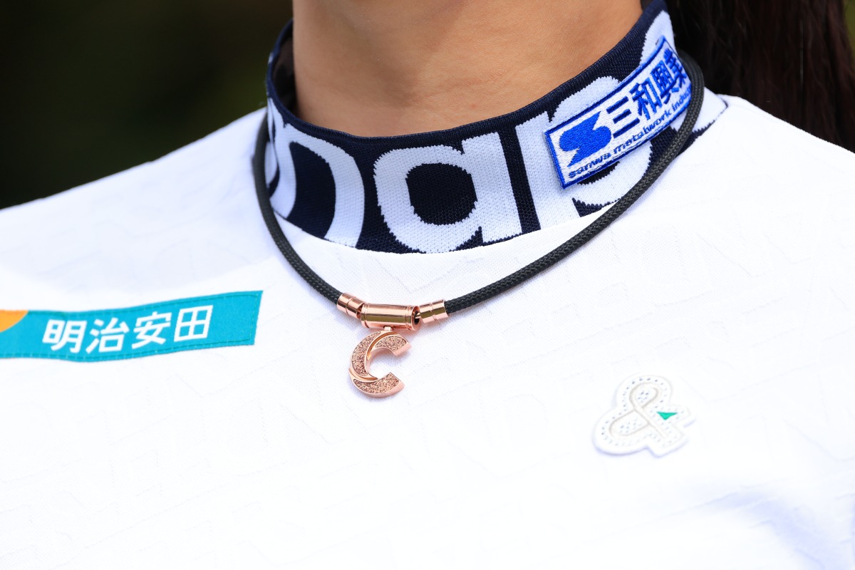 人気女子プロ鶴岡果恋と清本美波が着用しているお洒落なネックレスが気