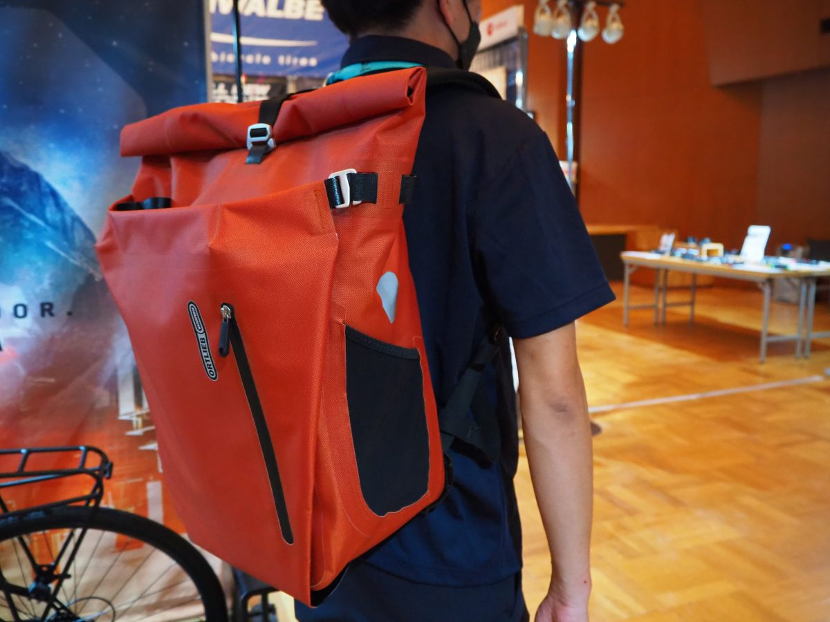 パニアバッグをひっくり返してバックパックに！2in1のマルチモデル