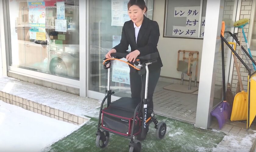 坂道も怖くない抑速ブレーキ付き歩行車コンパルリハモ ｜ サン