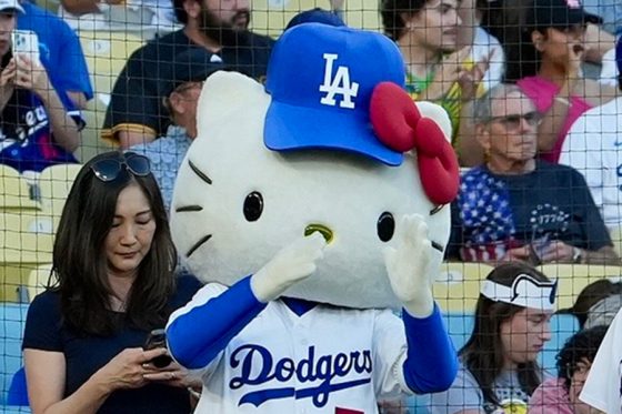 大谷出場試合でハローキティが始球式 ド軍ユニでツーバウンド投球