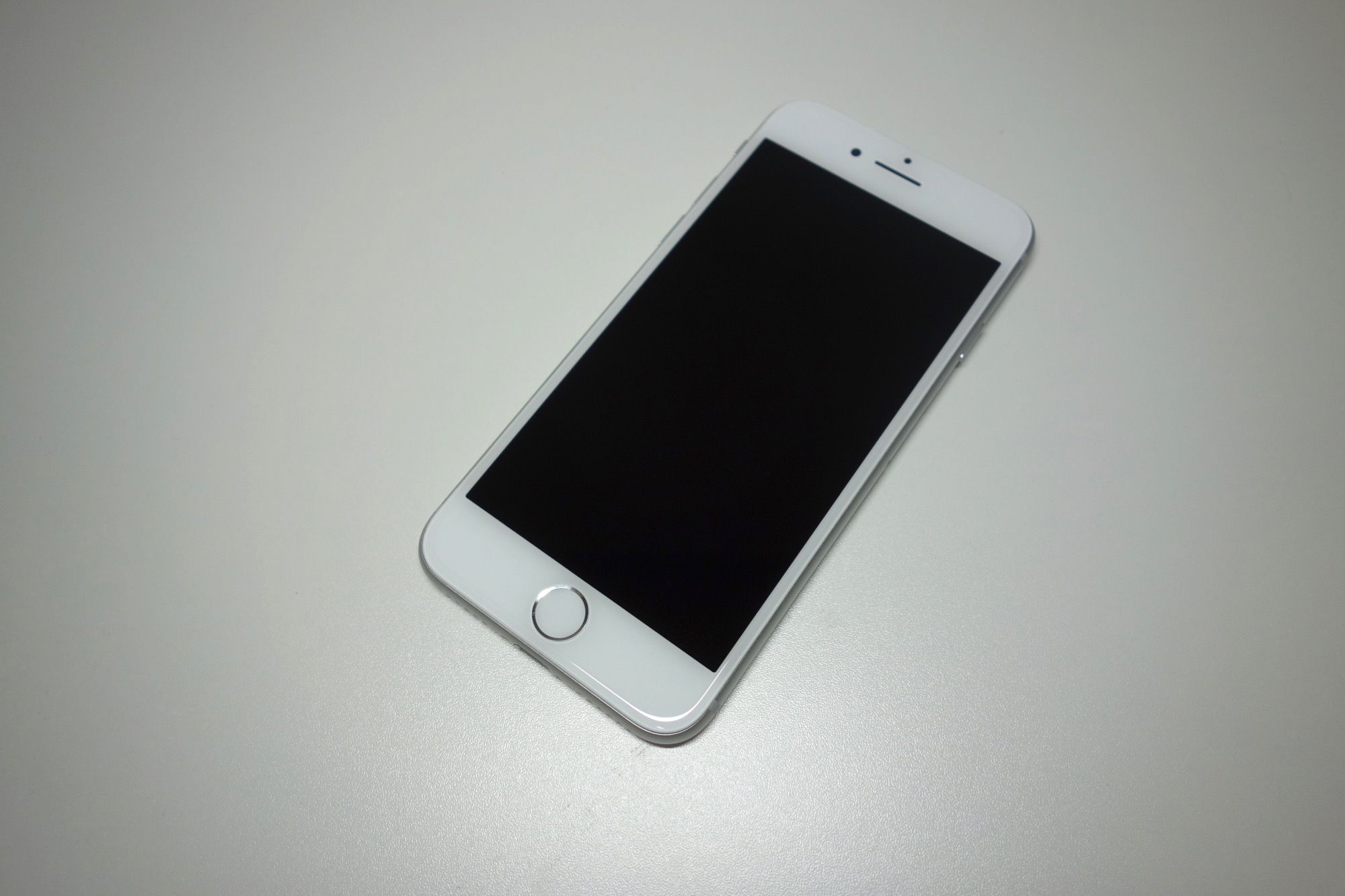 iPhone 8のデザインを「シルバー」の実機でレビュー。歴代4.7インチ