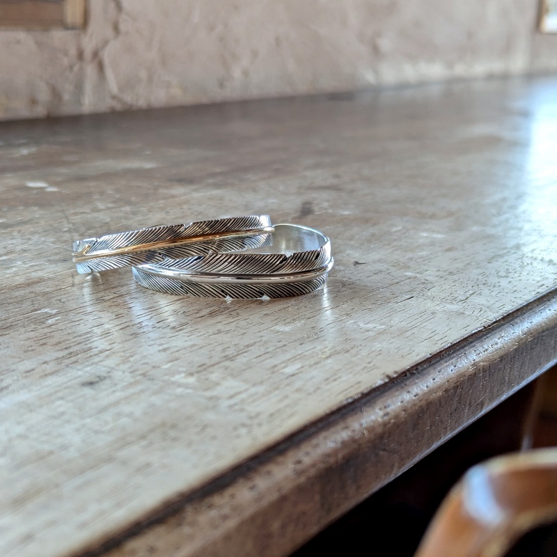 ◇sizeL ハーヴィーメイス 12KGF フェザーバングル｜マライカ公式通販