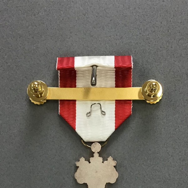 叙勲褒章叙位の記念品と額縁 佩用金具【はいようかなぐ】桐箱入