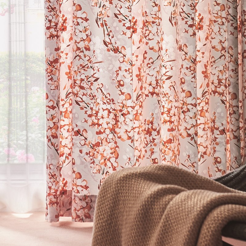 防炎＞光沢のある生地に満開に広がる華やかな花柄プリント。日光を