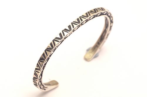 ナバホバングル ケビン・ラモーン作 《4面スタンプ/スクエアワイヤー