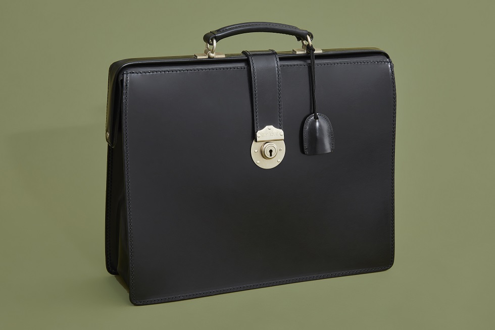 ブリーフケース ｜威風堂々とした佇まいのクラシックなダレスバッグ