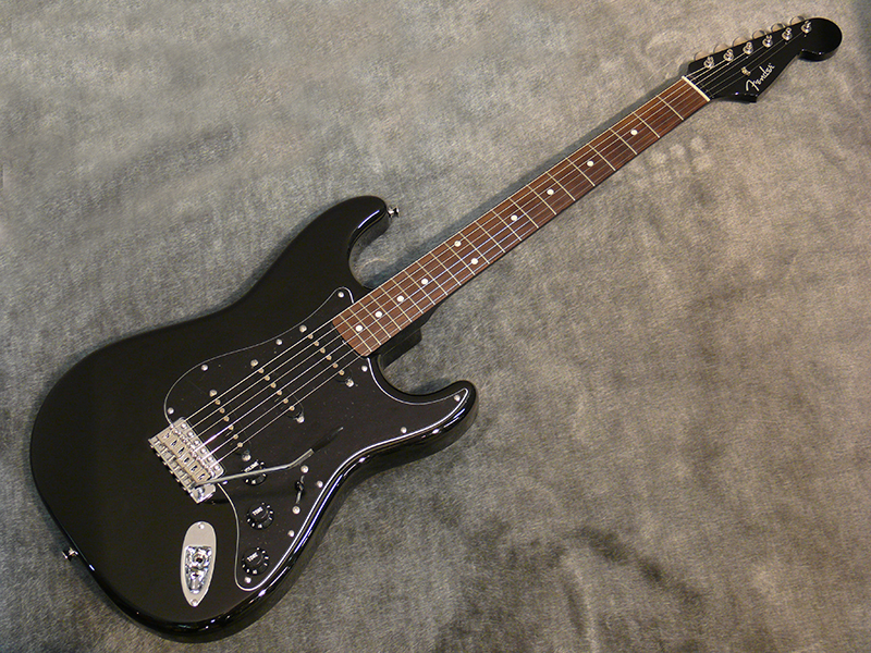 エレキギター】FenderJapanよりオールブラッ ク・ストラトキャスターが