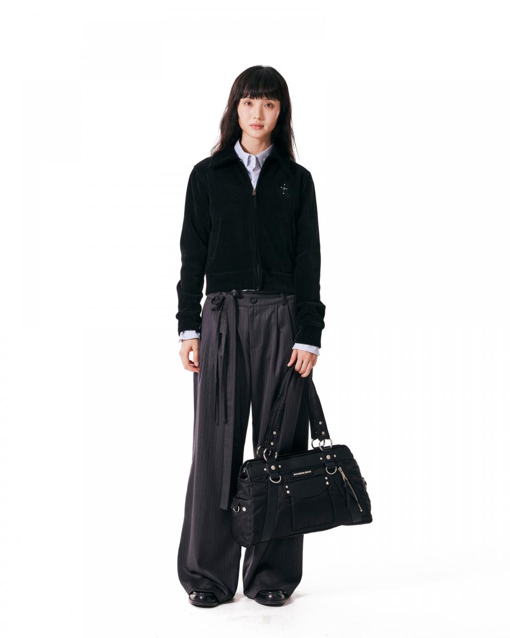 スタッズナイロンショルダーバッグ（ブラック） | IUGAMAKARAS | HANA