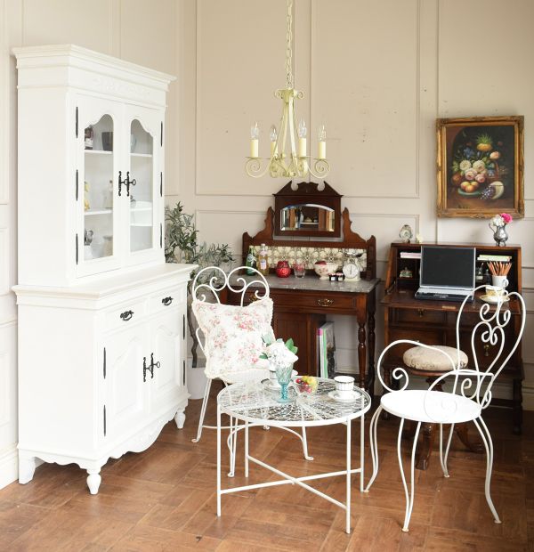 シャビーシックなフレンチアンティーク風のキャビネット、おしゃれな